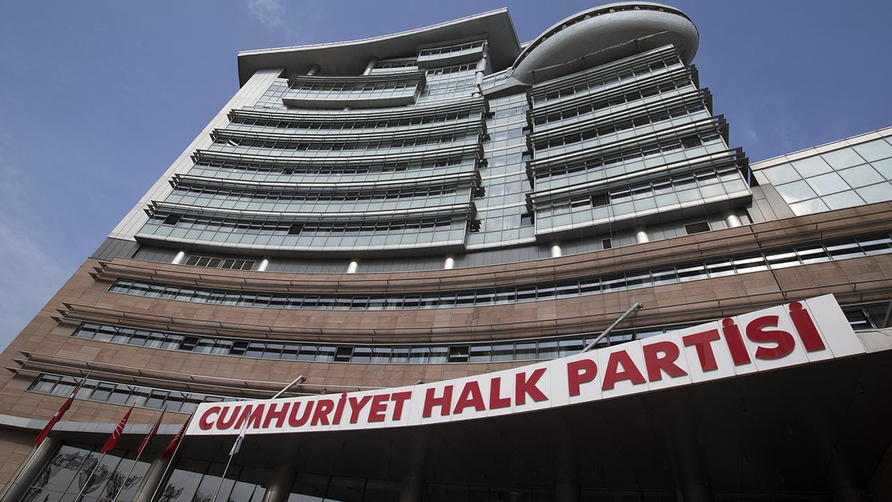 CHP bayrakları ve parti sembolleriyle kurultay hazırlığı ortamını gösteren fotoğraf