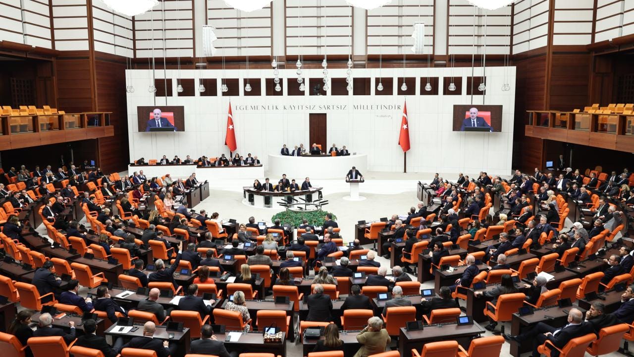 TBMM binası önünde toplanma ve görüşmeye işaret eden genel siyaset ortamı