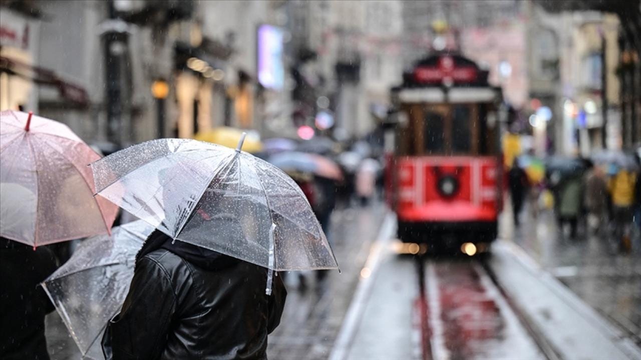 Hava durumunu simgeleyen bulutlu gökyüzü ve yağmur damlaları illüstrasyonu