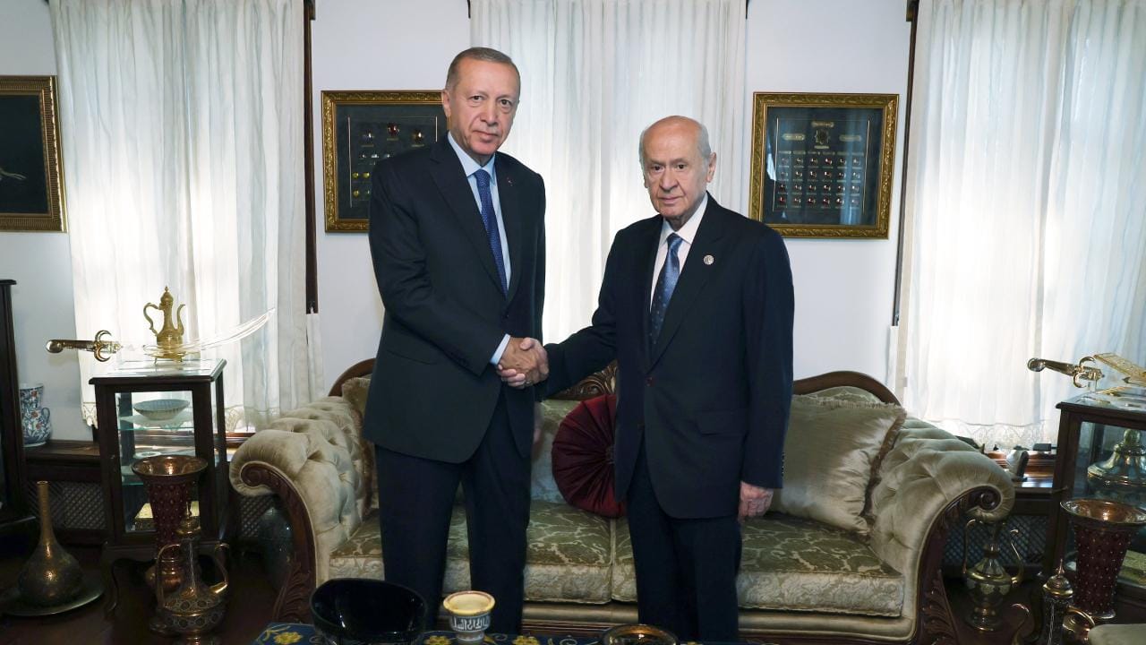 Cumhurbaşkanı Erdoğan ve Devlet Bahçeli'nin görüşme haberini duyuran başlık ve boş resim altı
