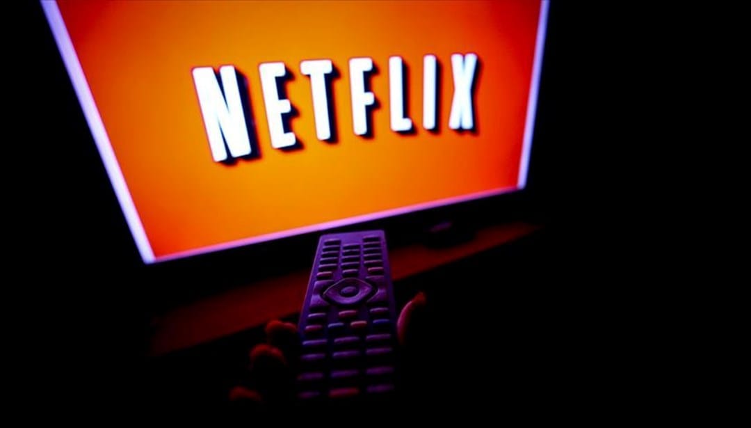 Netflix logosu ve ekranda farklı kategori kodlarıyla listelenen gizli film başlıkları