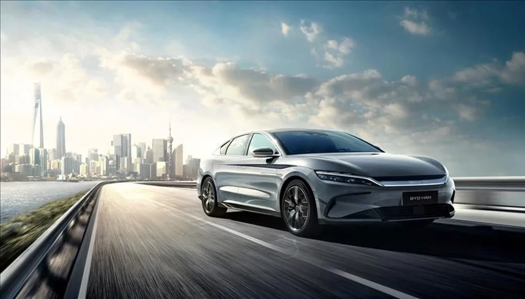 BYD logolu fuar standı ve müşteri yoğunluğu, satış artışını yansıtan görüntü