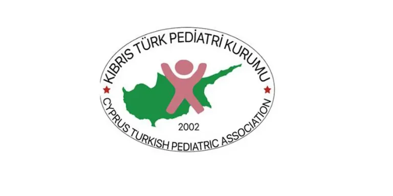 Öğrenciler ve veliler karne günü okul önünde toplanmış, duygu ve tepki içeren anlar