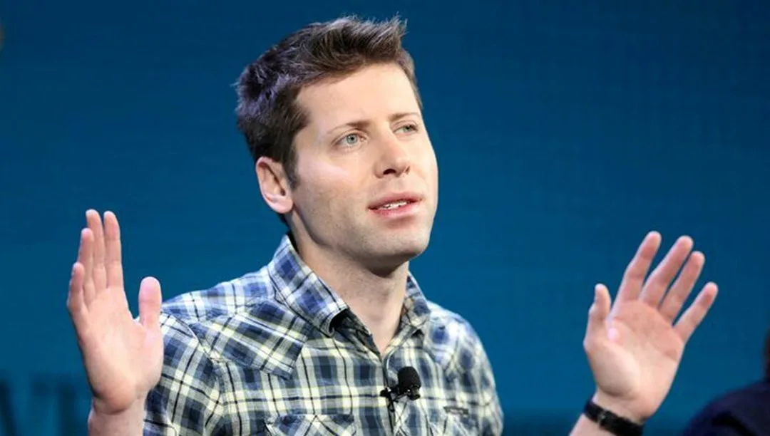 Sam Altman konuşurken ciddî ifadeyle dinleyiciye bakıyor.