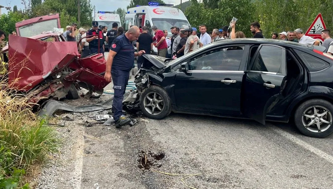 Balıkesir’de iki otomobilün çarpışmasının ardından olay yerinde sağlık ekipleri ve hasarlı araçlar