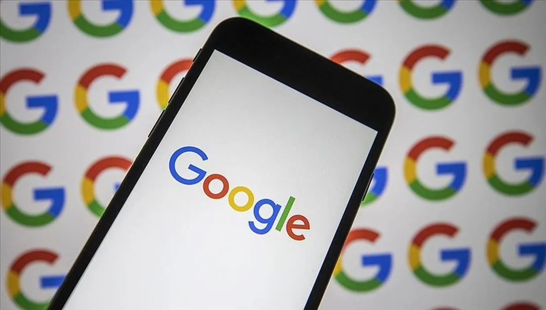 Google Android kısıtlamasıyla ilgili bir haber görseli, teknoloji ve kullanıcı tepkilerini çağrıştırıyor