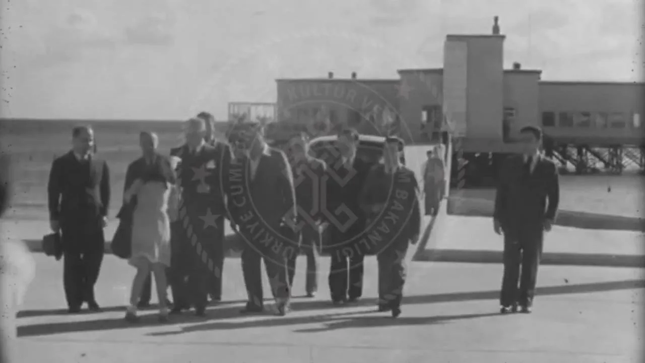 Atatürk'ün daha önce yayınlanmamış görüntülerinden bir kare, resmi kıyafetle duruyor