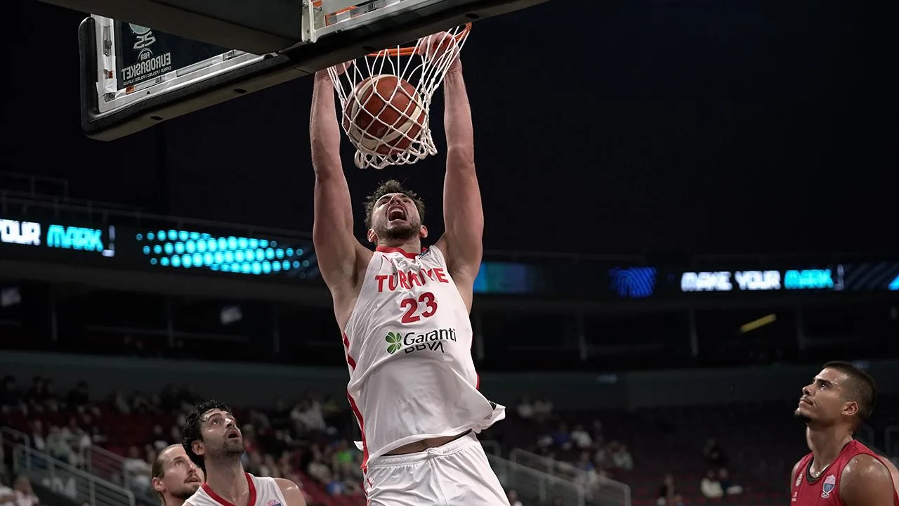 Türkiye millî basketbol takımı sevinçle maç sonucu kutluyor