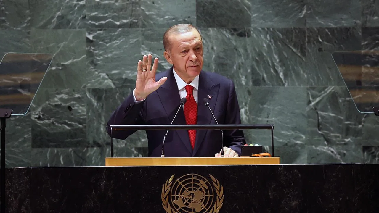 Cumhurbaşkanı Erdoğan, BM kürsüsünde Gazze için konuşma yaparken mikrofon önünde