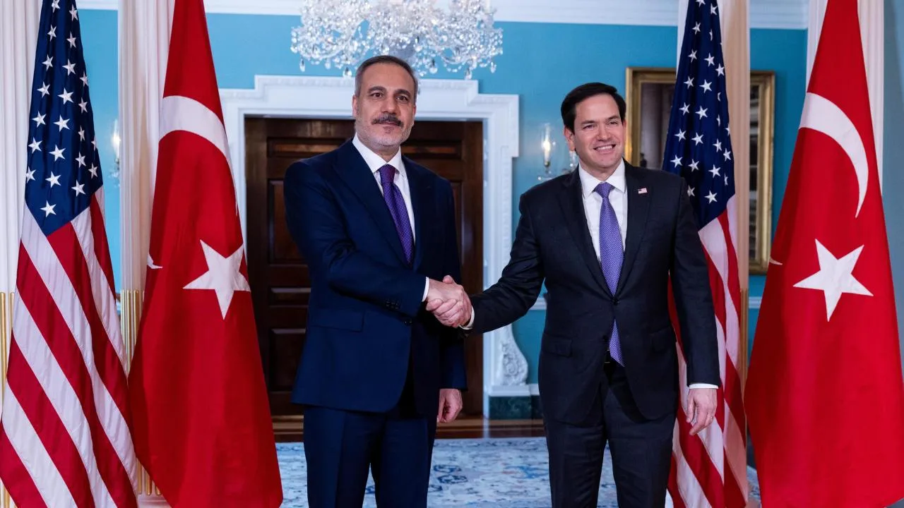 Bakan Fidan ve Rubio görüşme sırasında yan yana oturuyor veya ayakta duruyor
