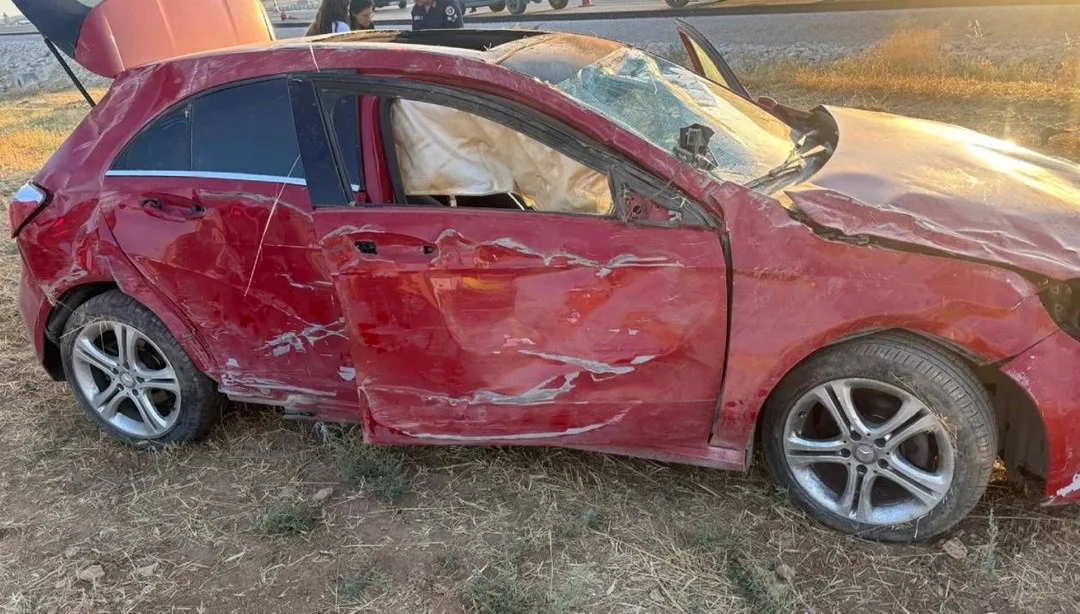 Antalya yolunda devrilen otomobil; ekipler ve ambulanslar olay yerinde
