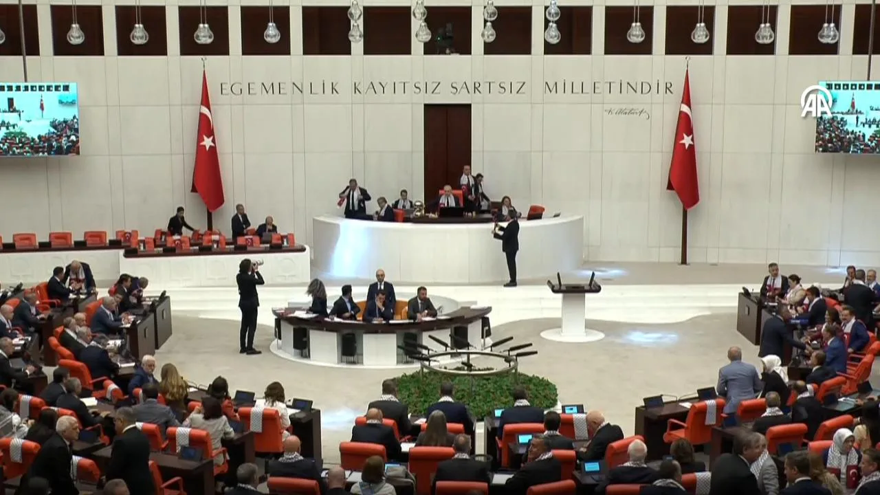 TBMM Genel Kurulu'nda milletvekilleri tartışırken genel kurul salonu