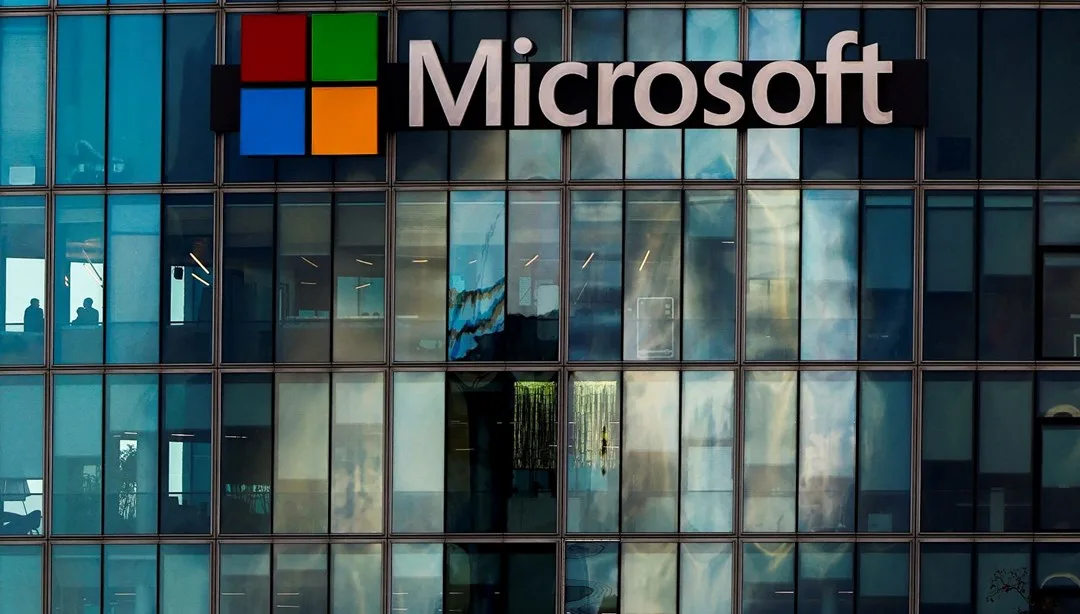 Microsoft binası önünde bir protesto veya işgal görüntüsünü tanımlayan kısa altyazı