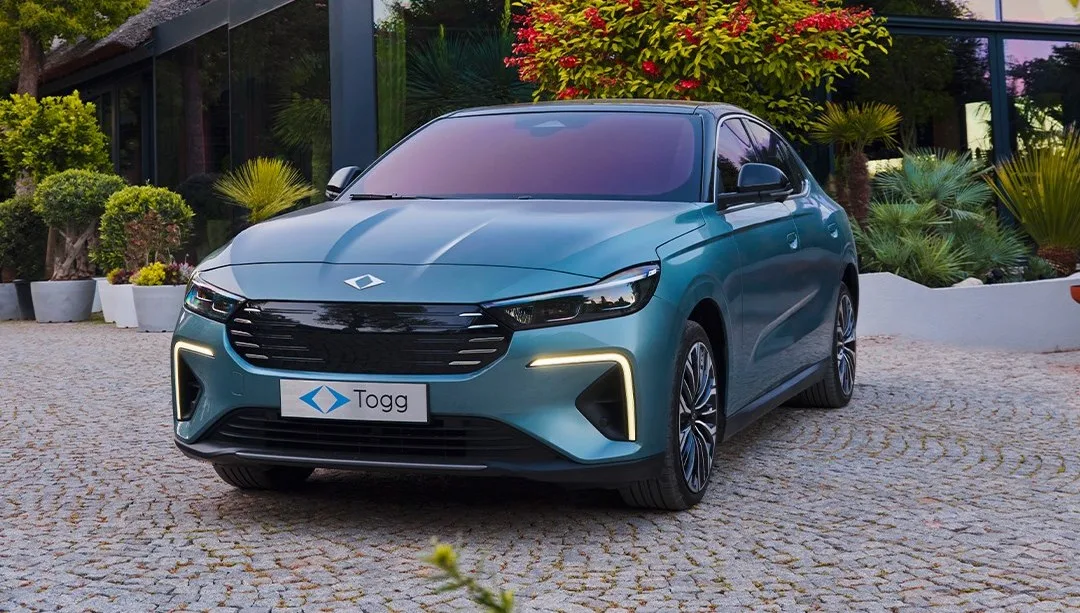 Togg T10X ve T10F modelleri, menzil ve fiyat bilgileri için yan yana gösterim