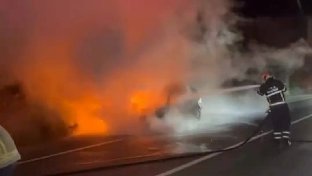 Bursa'da seyir halindeki otomobilin alev aldığı an; duman ve yangın belirtileri visible