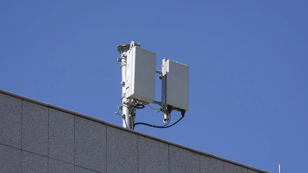 TBMM oturum salonunda elektronik cihazlar ve teknik ekipman düzenlemesi yapıldığını gösteren kare