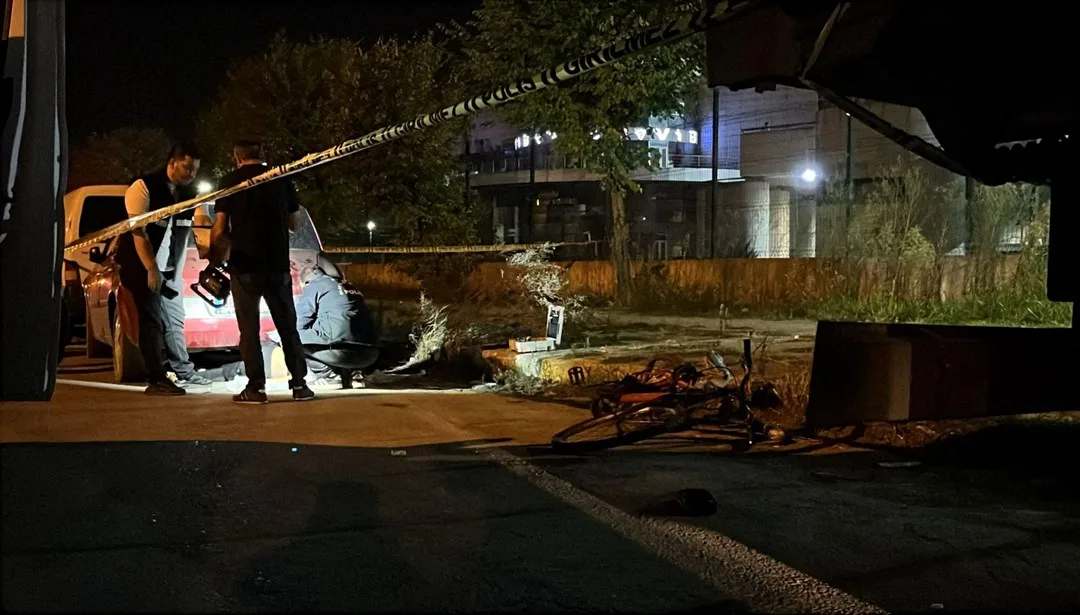 Otomobilin çarptığı bisiklet sürücüsünün yaşamını yitirdiğini belirten haber başlığına ait görsel için kısa, nötr açıklama.