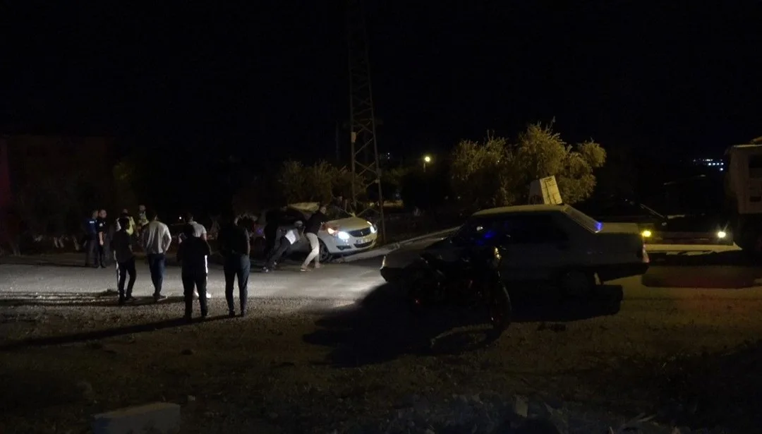 Kontrolden çıkan aracın zeytin tarlasındaki hasarı ve çevredeki ağaçlar