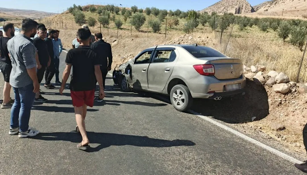 İki otomobilin çarpıştığı kazada yaralı sürücülerle olay yerinde polis ve sağlık ekipleri