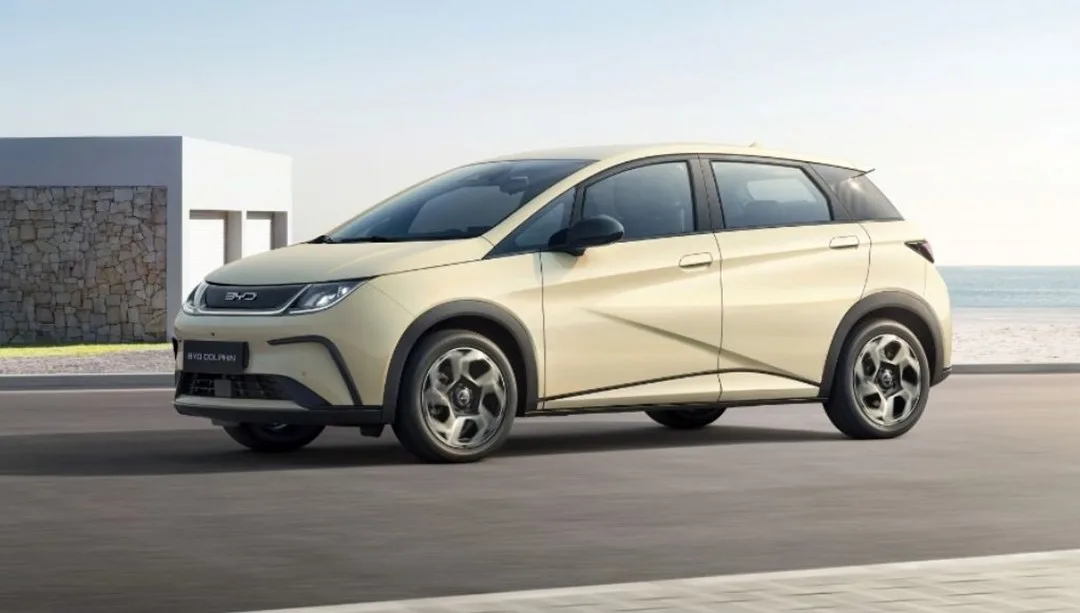 BYD Dolphin modeli önünde duran ve kampanya vurgulayan bir otomobil görseli