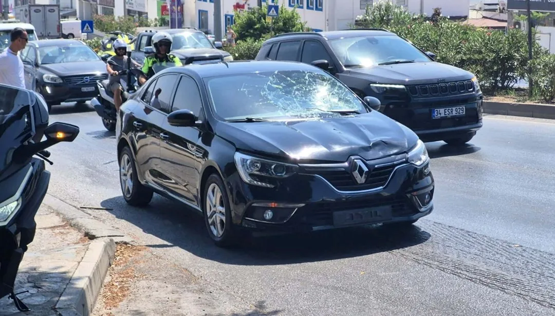 Olay yerinde polis ve acil yardım ekipleri, çarpışma sonrası inceleme yapıyor
