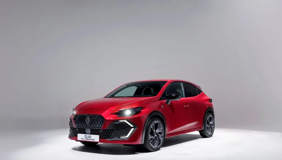 Renault Clio’nun hibrit ve yakıt tasarruflu yeni modeli gösteriliyor.