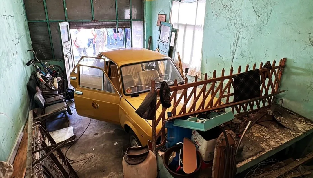 Zastava marka otomobilin ön-yan görünüşü, satış fiyatı 15 bin Euro ilanıyla birlikte