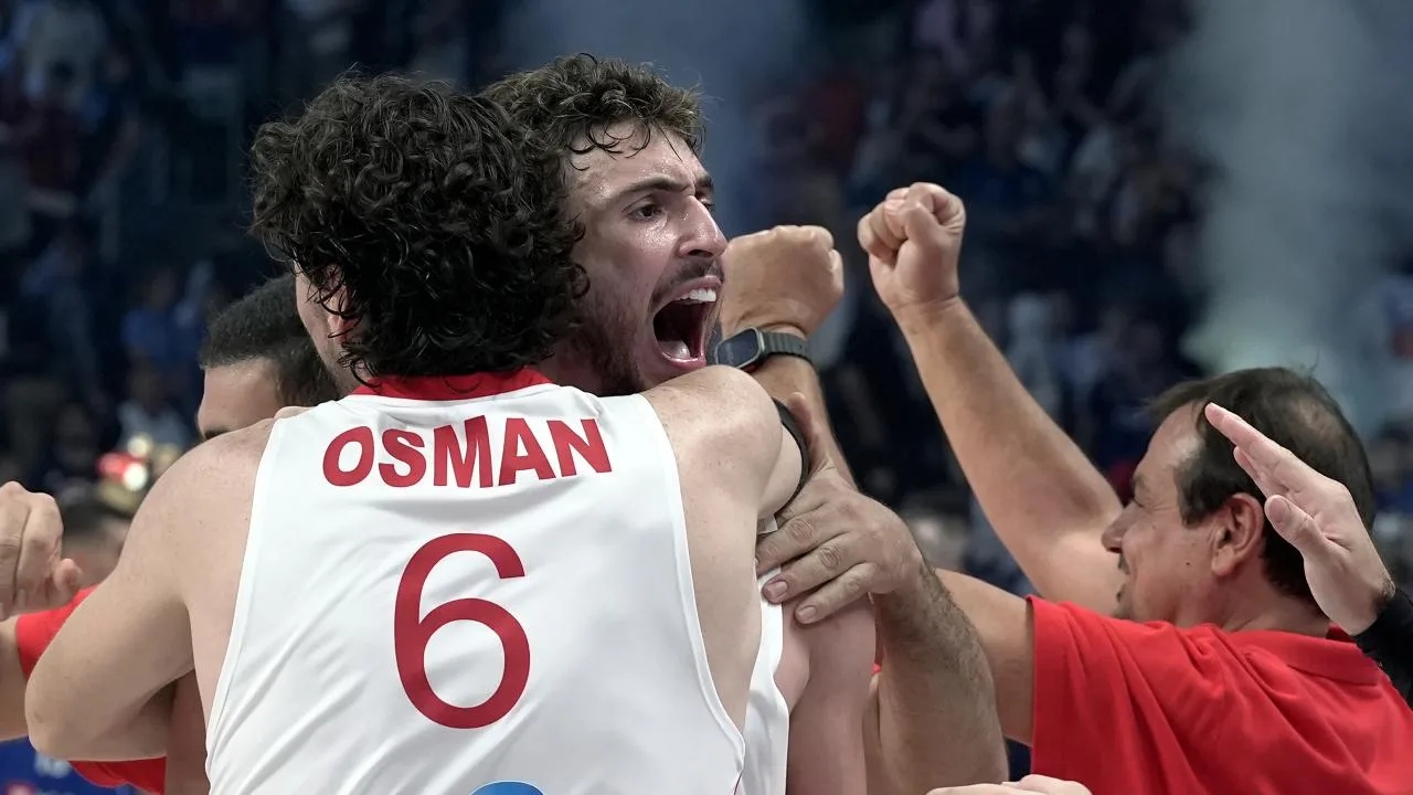 A Milli Basketbol Takımı '12 Dev Adam' sahaya çıkmak üzere hazırlanıyor