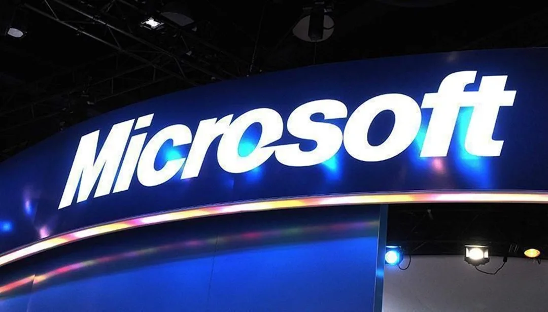 Microsoft’un yeni 'Hey Copilot' özelliğini tanıtan bir kullanıcı arayüzü ekranı.