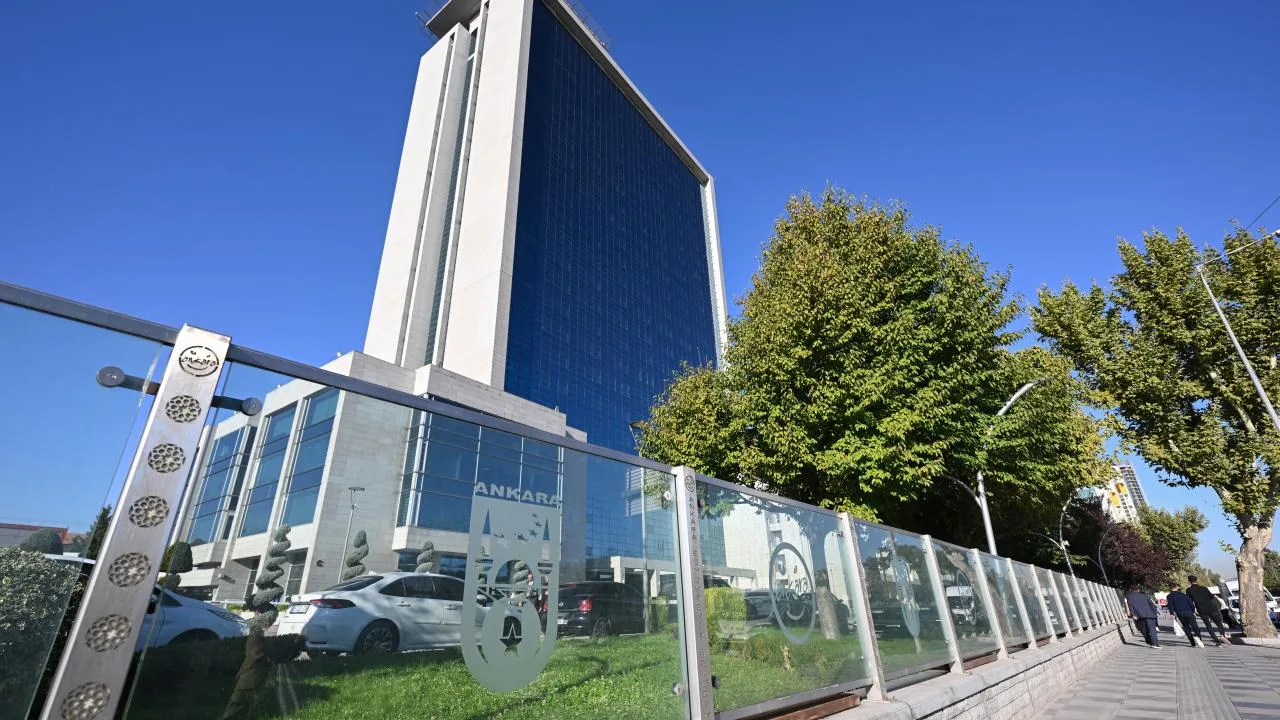 ABB'ye yönelik soruşturmada 14 şüphelinin adliyeye sevk edildiğini belirten haber görseli için kısa alt metin.