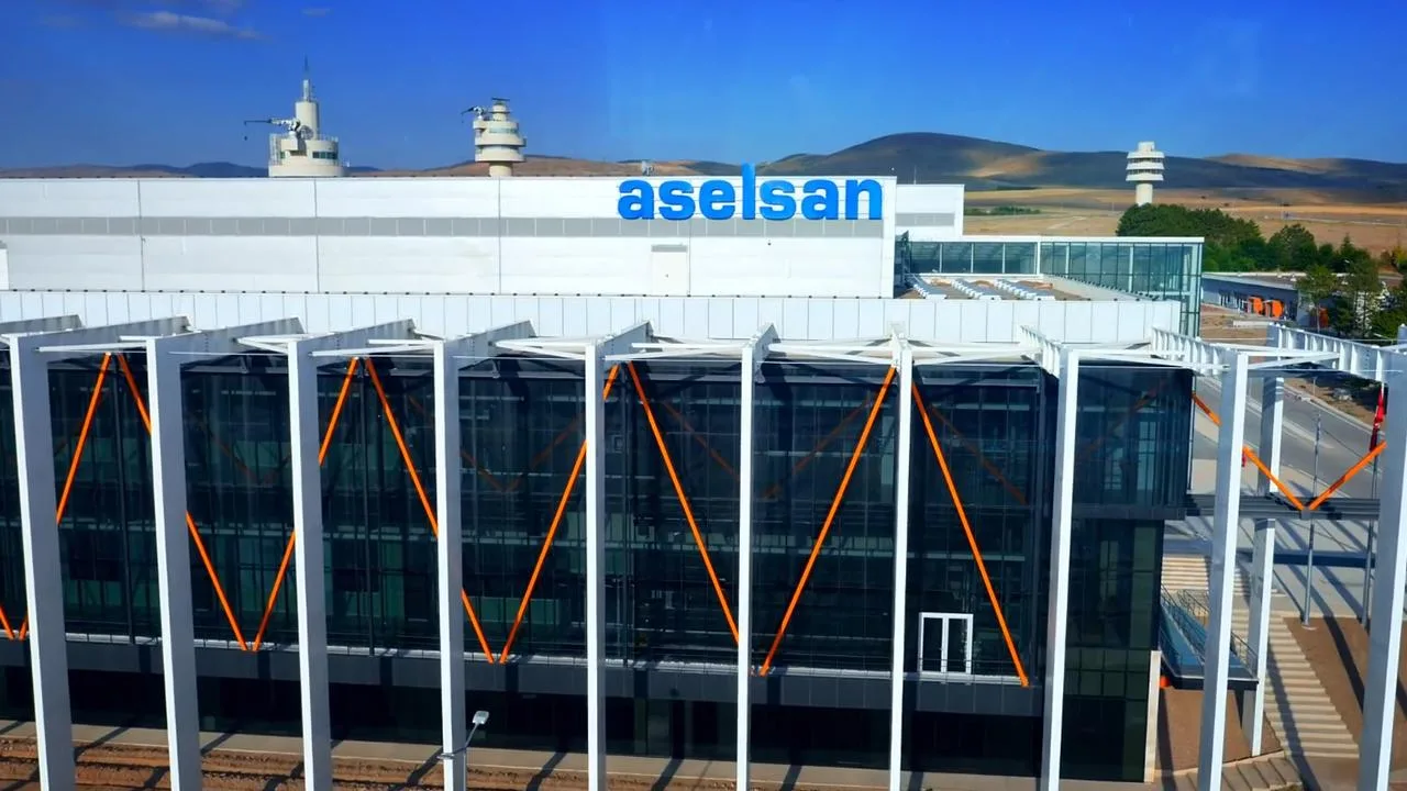 ASELSAN logosu ve teslimat töreni kapsamında savunma ve elektronik sistem ekipmanları görüntüsü