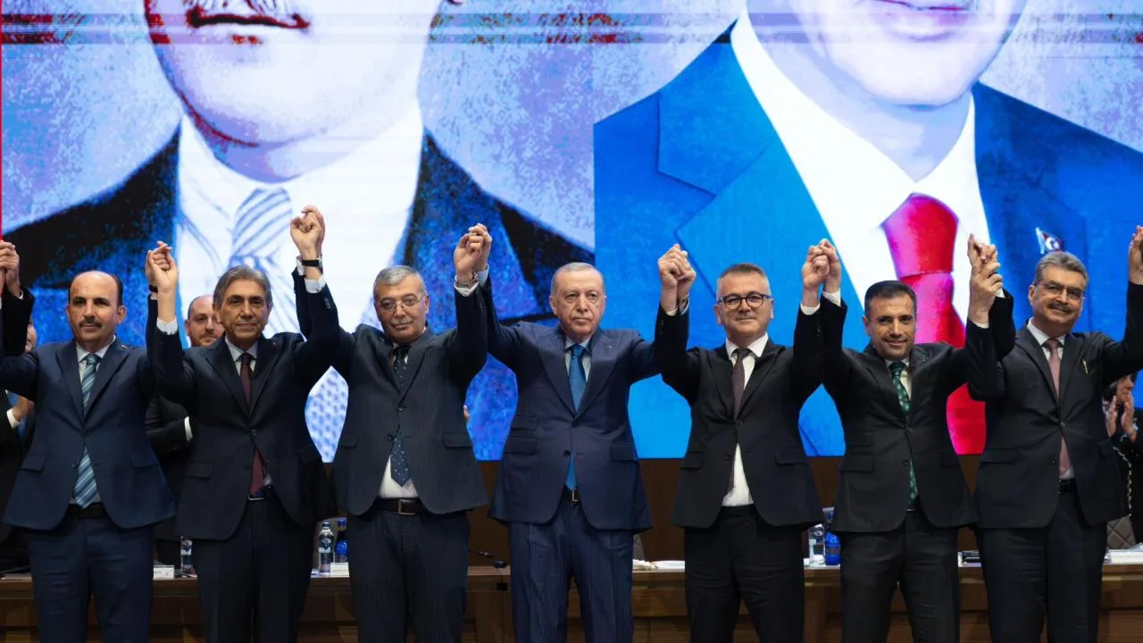 İki belediye başkanının AK Parti rozetleri takılırken birlikte durduğu an