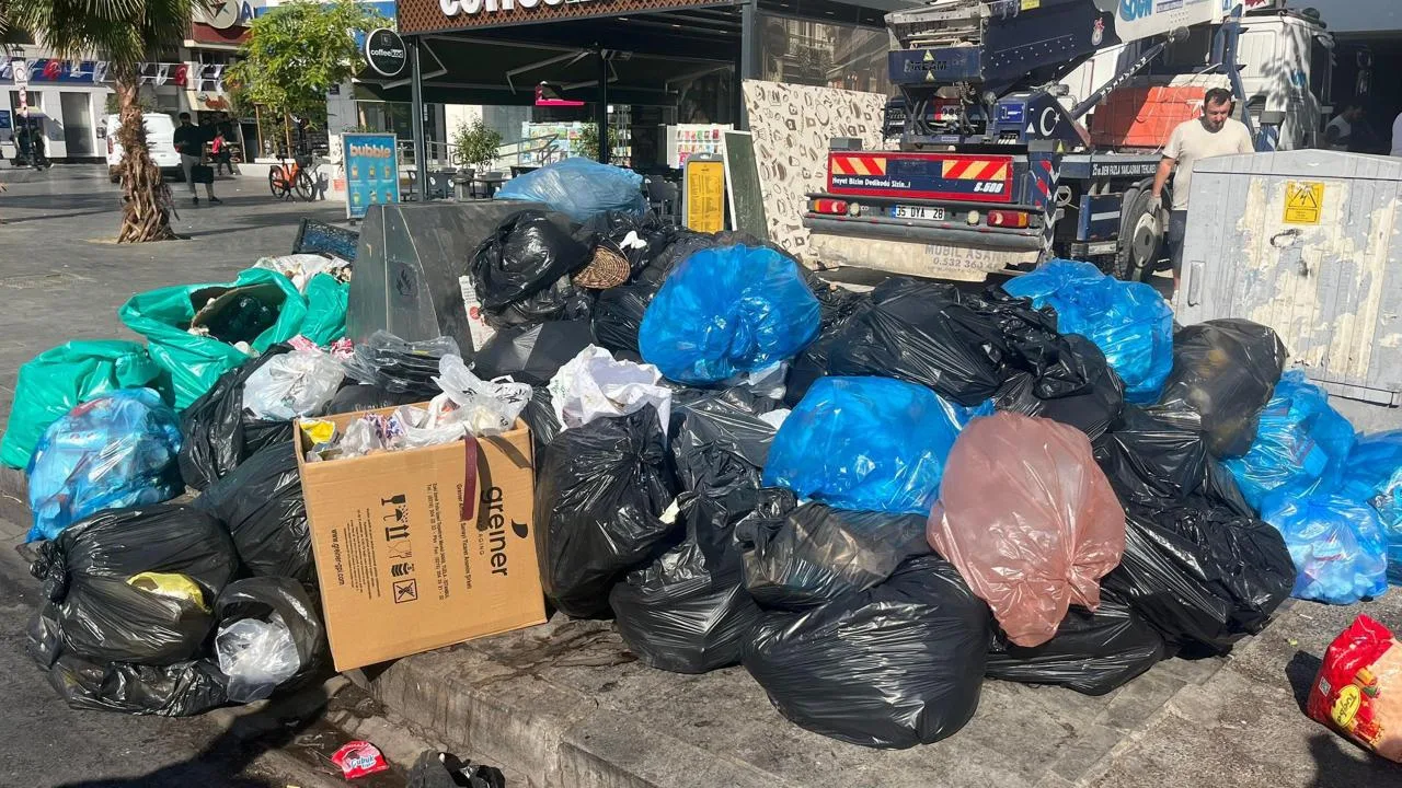 İzmir sokaklarında biriken çöp yığınlarına dair kare