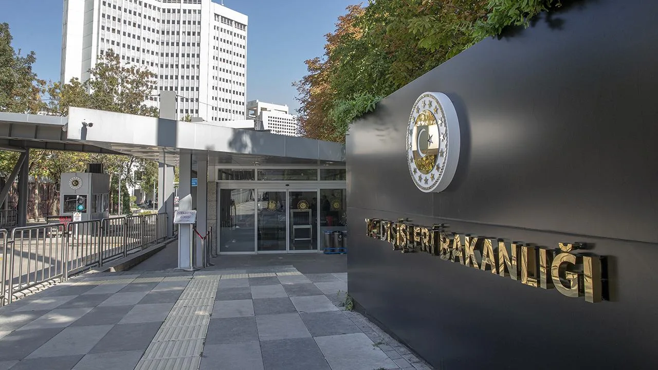 36 Türk aktivistin bugün yurda getirileceğini belirten haber başlığıyla uyumlu, konuyla ilgili yetkililerin ve yolcuların dönüşünü çağrıştıran bir görüntü betimlemesi