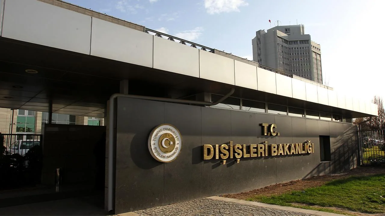 Dışişleri Bakanlığı yetkilisinin Kıbrıs Adası'nın güneyindeki izinsiz gemi faaliyetini kınadığı haber görseli