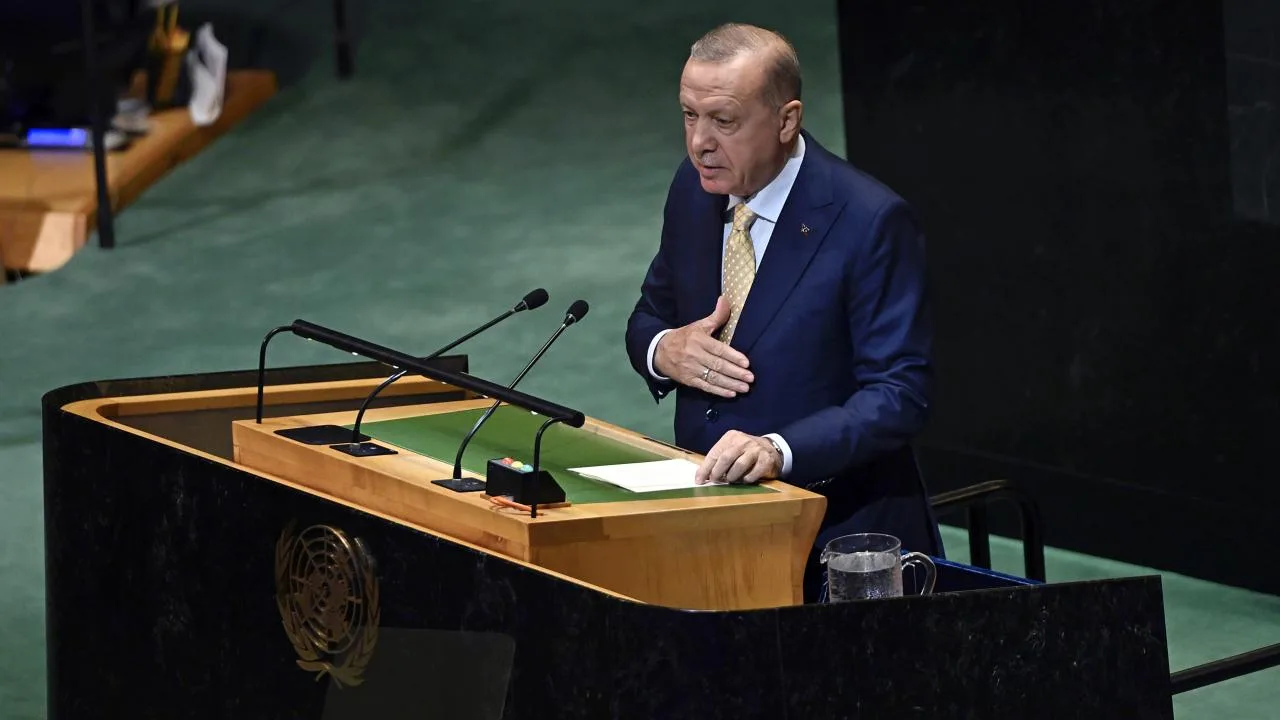 Filistin davasına yönelik küresel destek ve tartışmaları yansıtan bir sahne