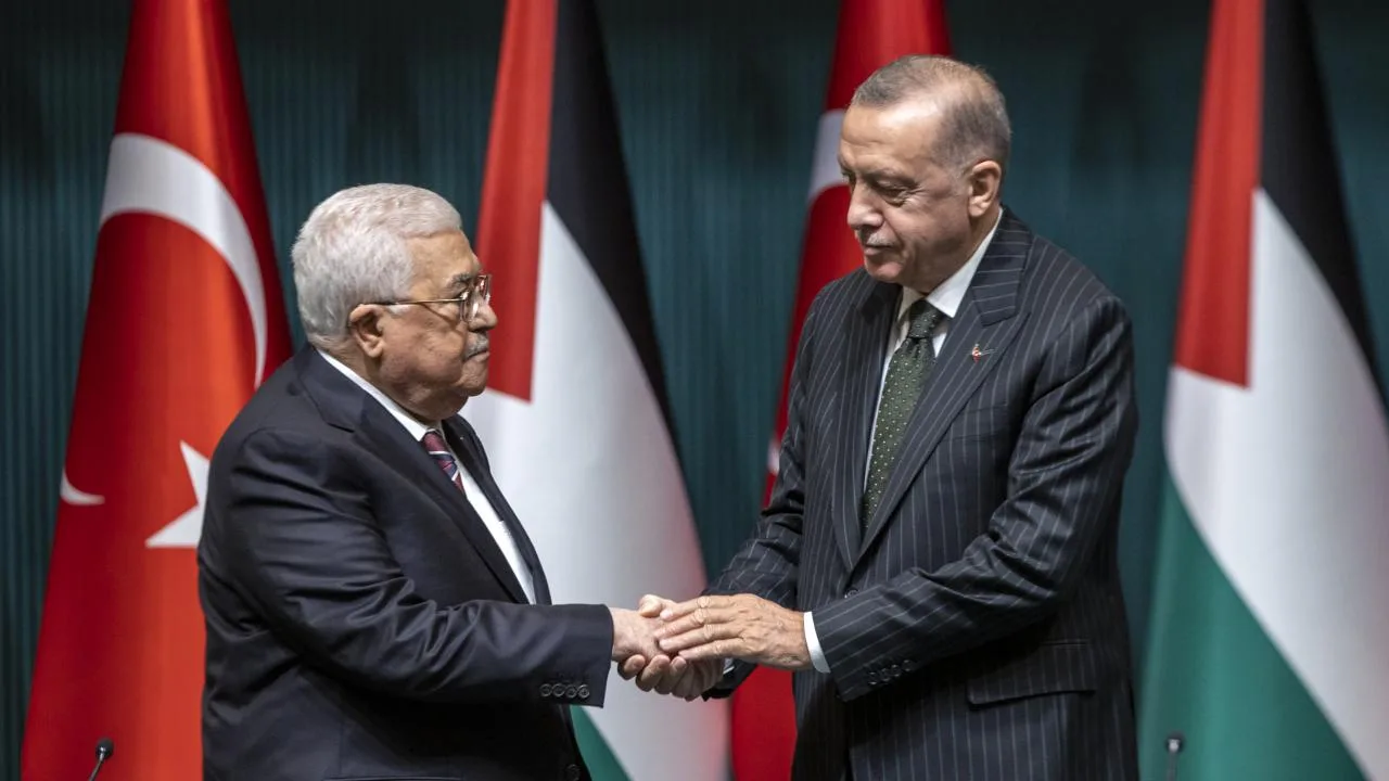 Cumhurbaşkanı Erdoğan ile Filistin Devleti Başkanı'nın resmi görüşme anı (detay yok)