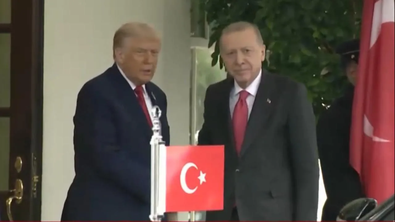 Erdoğan ve Trump Beyaz Saray'da görüşme sırasında birbirlerine doğru yürürken yan yana duruyor