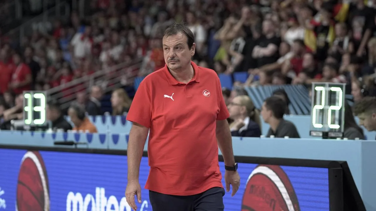 Ergin Ataman gülümserken resimde yer alıyor.