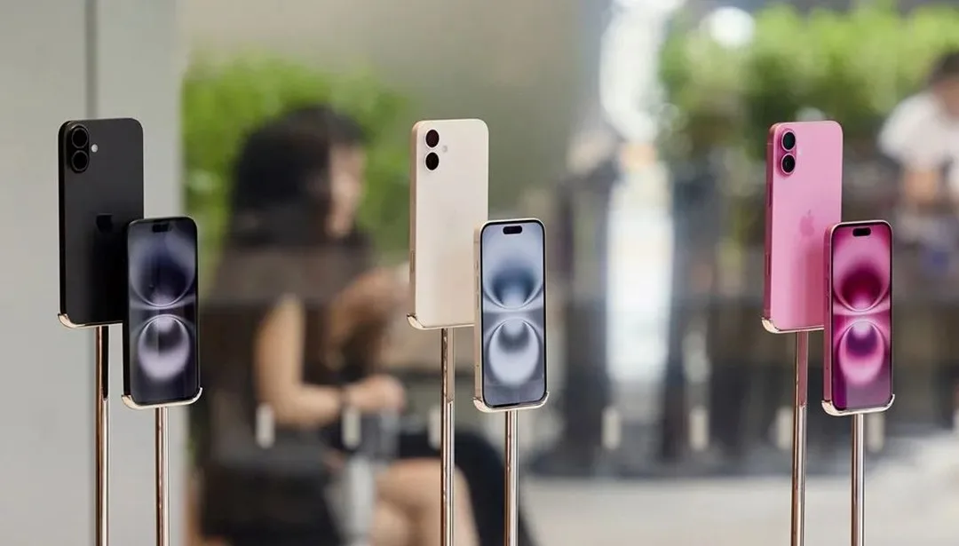 iPhone 17 logosu ve AirPods ürün görüntüsü, Apple etkinliğinde tanıtımlara vurgu