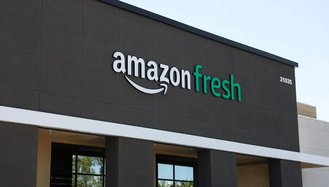 Boş veya kapalı görünen bir Amazon kasasız market girişi veya mağaza içi boş raflar