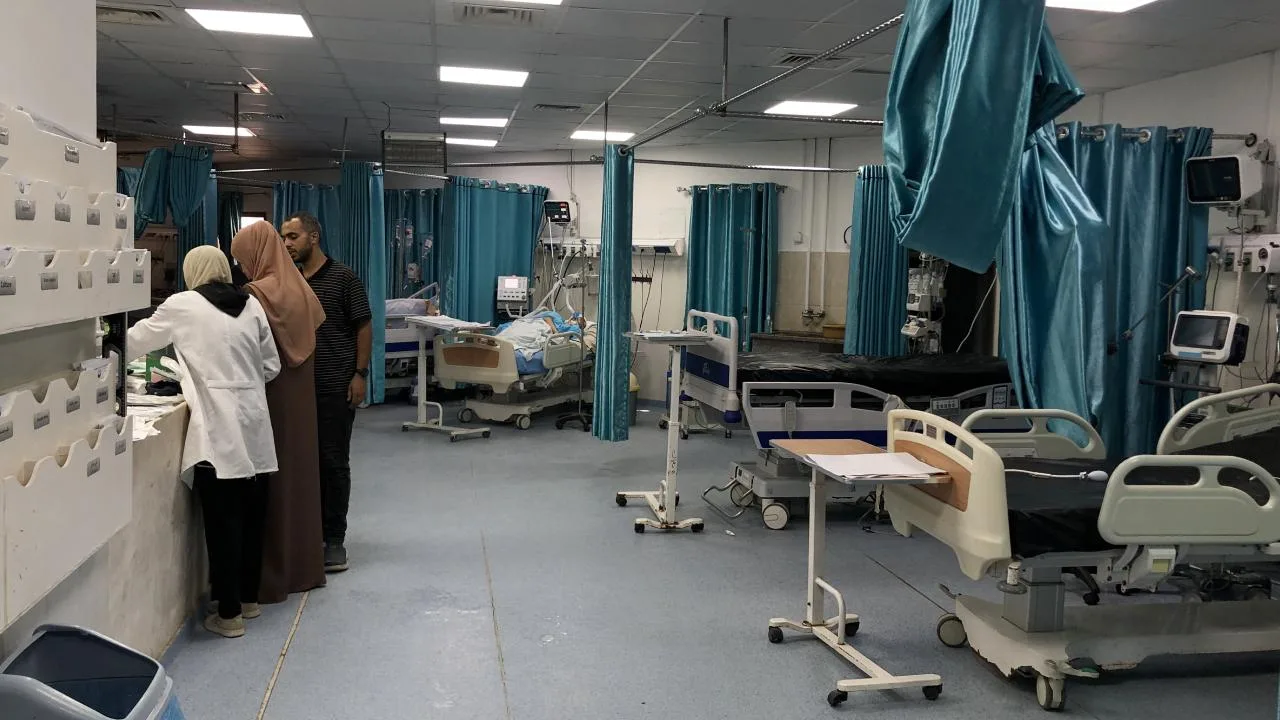 Gazze sağlık personeli ve hastane ortamını gösteren, sağlık sisteminin çöküşünü vurgulayan fotoğraf