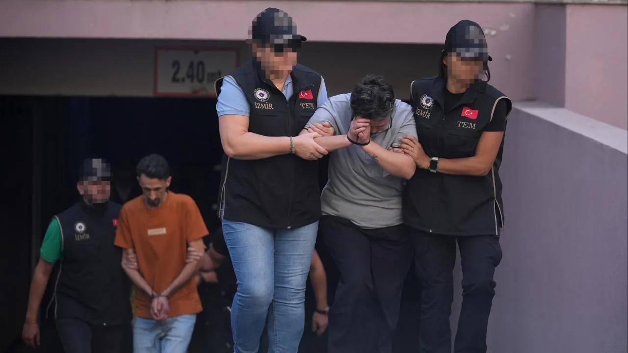 İzmir'deki saldırıyla ilgili 7 kişinin tutuklandığı haberiyle ilgili polis ve adli işlem görüntüsü
