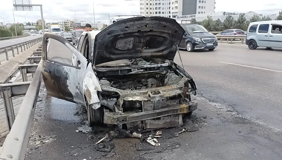 İstanbul sokakta yanan otomobil; çevrede duman ve acil müdahale izlenimi