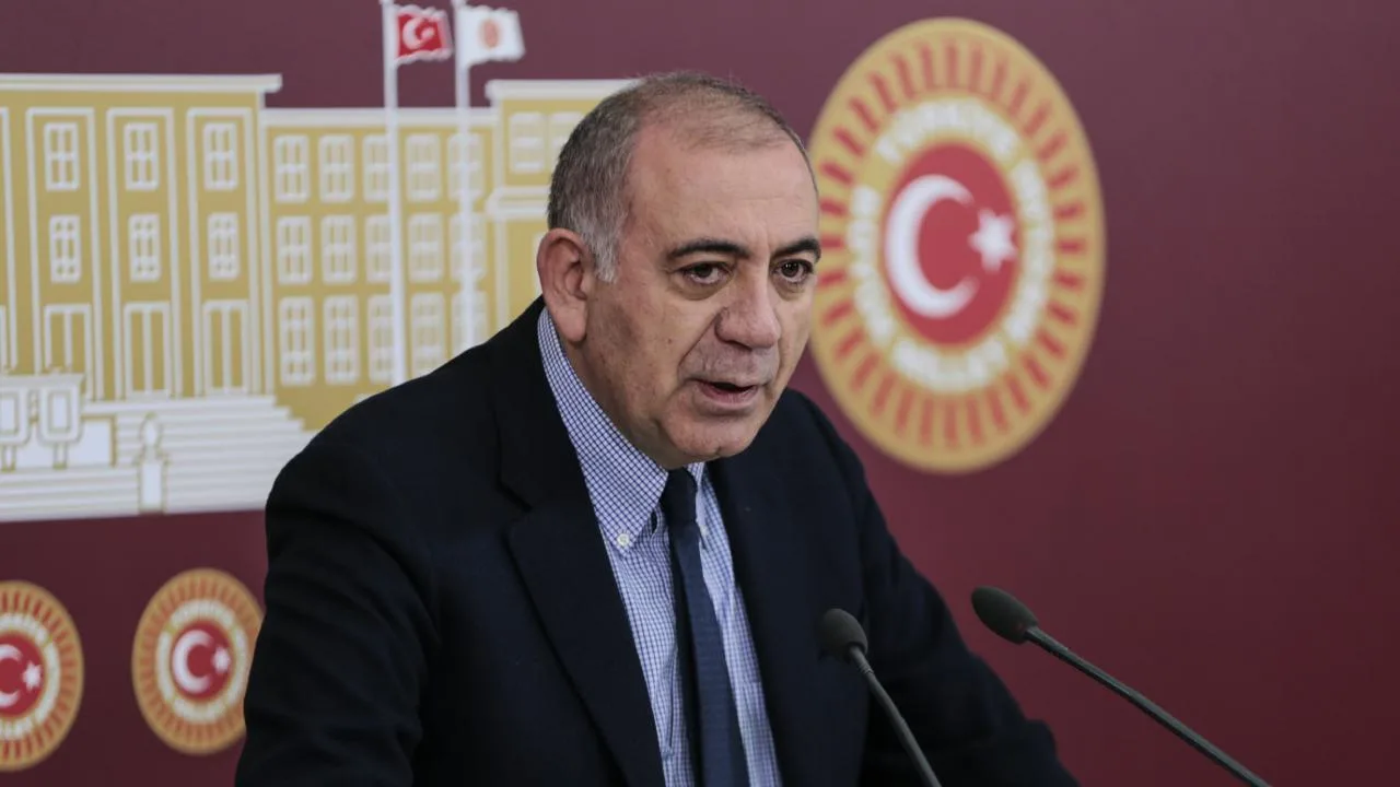 Gürsel Tekin konuşurken mikrofonlara bakıyor; CHP vurgusu ve eleştiri üzerine ifade