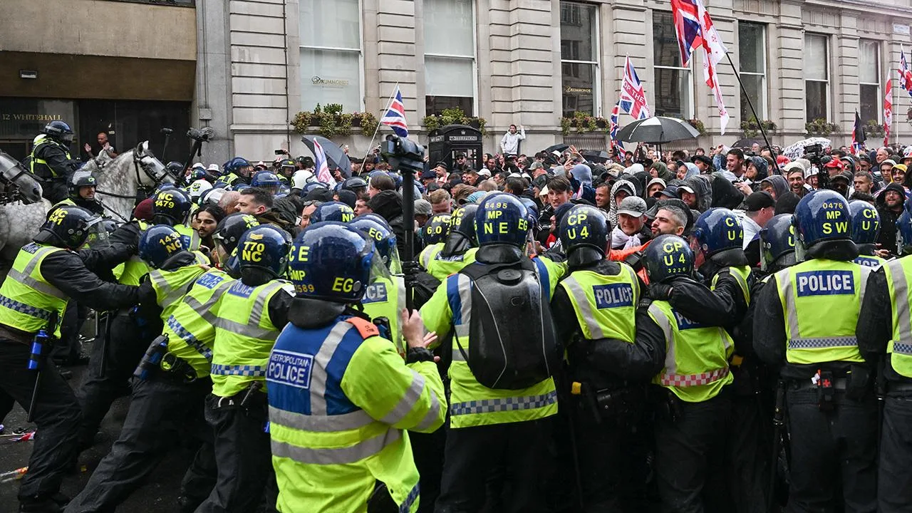 Londra’daki aşırı sağ yürüyüşü sırasında polis ekipleri ve müdahale sahnesi, gergin kalabalık ve güvenlik önlemleri