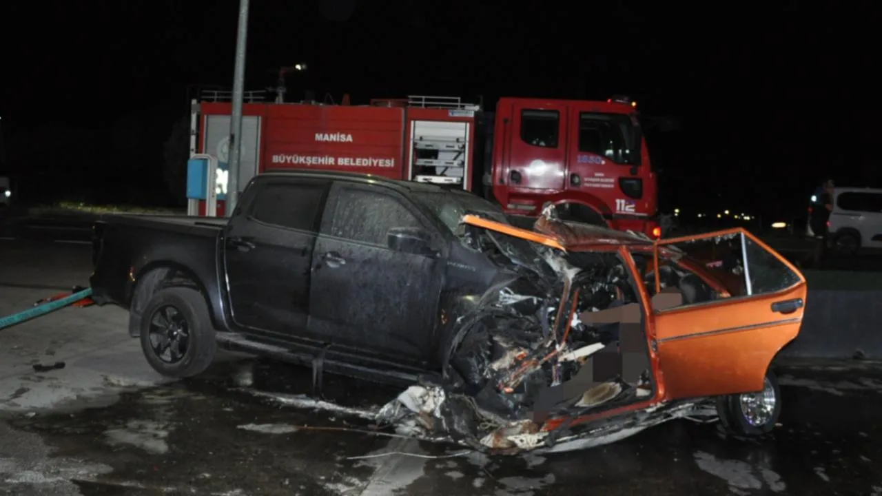 Kamyonet ve otomobilin çarpıştığı, kazanın yol üzerinde hasar ve acil müdahale izleri bıraktığı sahne