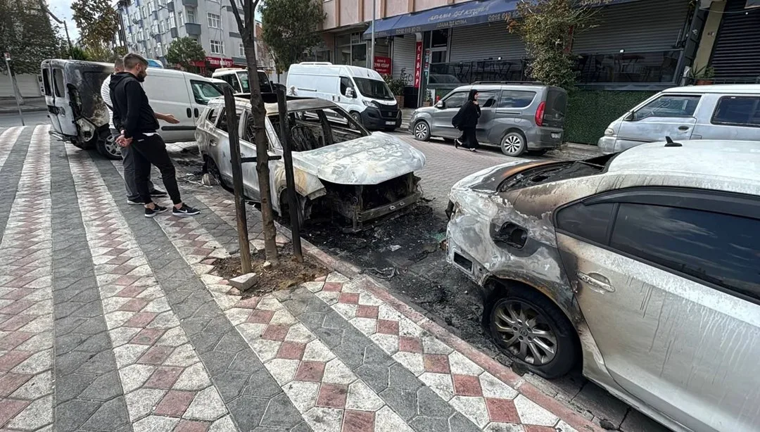 Sultangazi sokakta park halindeki üç aracın yanık izleri ve itfaiye ekipleri