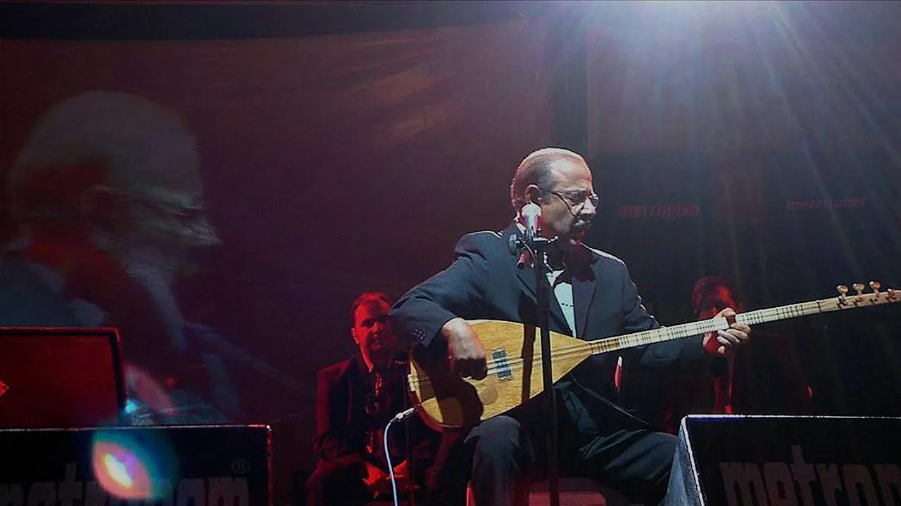 Neşet Ertaş’ın bağlama çalarken etkileyici ifadesi ve türkü söyleyişinden kesit