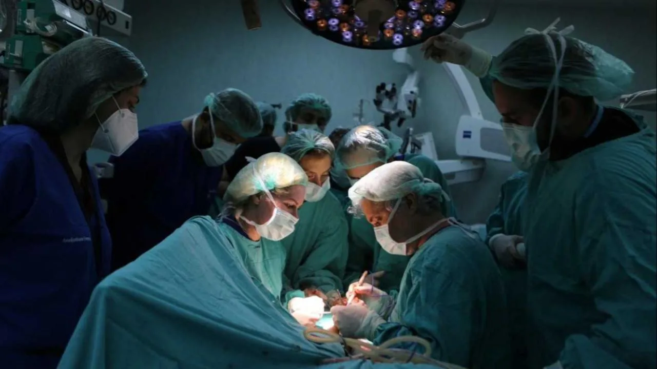Organ bağışında yeni düzenlemeyi simgeleyen sağlık çalışanları ve bağışçı ailelerini temsil eden ellerin birleşmesi
